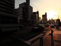 夕暮れの車道