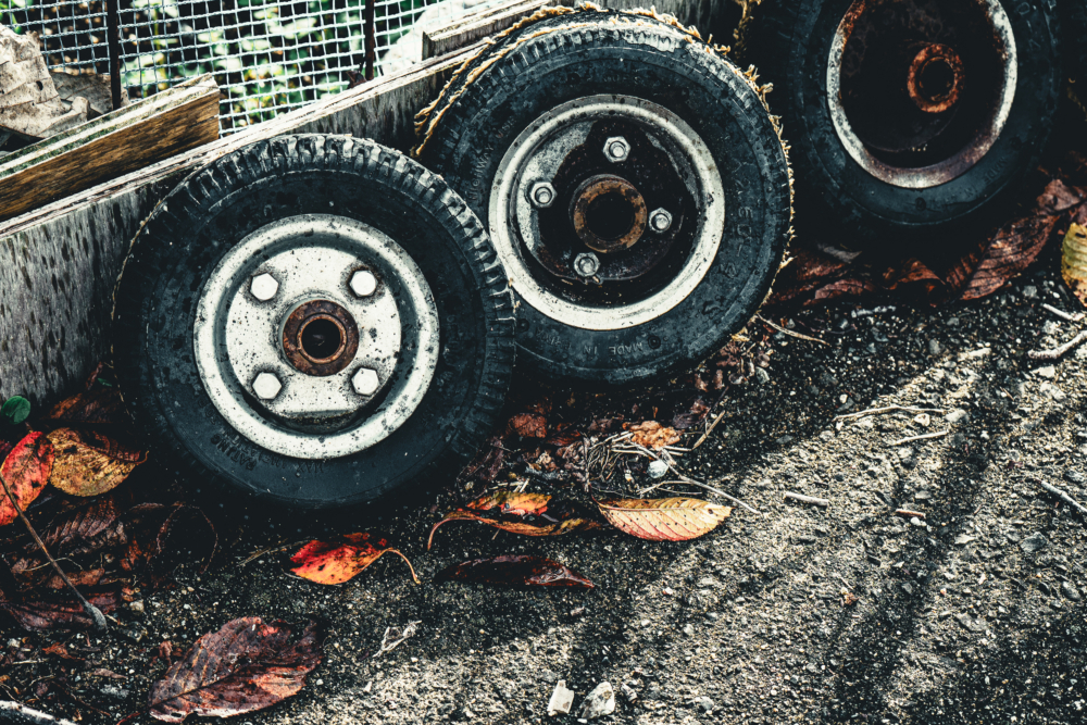 秋とタイヤの影