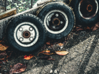 秋とタイヤの影