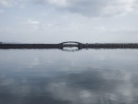 湖面と空の橋渡し