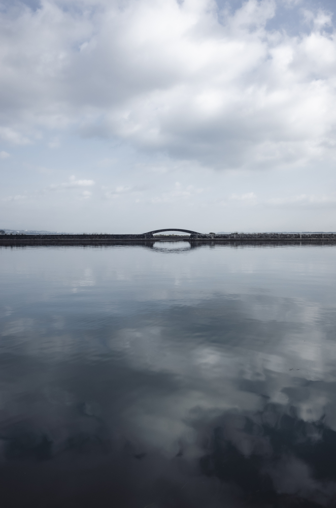 湖面と空の橋渡し
